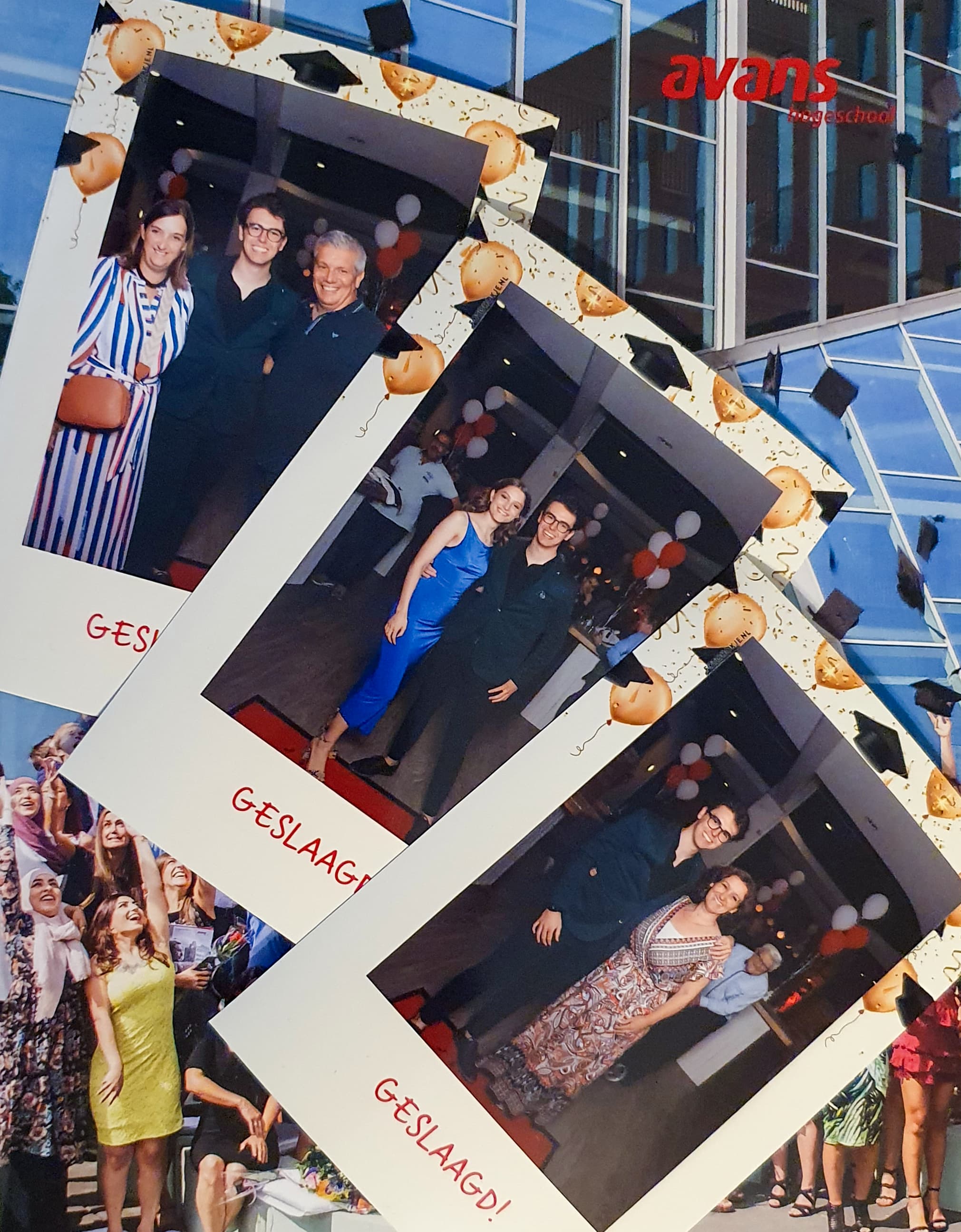 Een set van 3 geprinte fotos waarop Rick van de Sande poseert met zijn familie en een ook afgestudeerde vriendin.